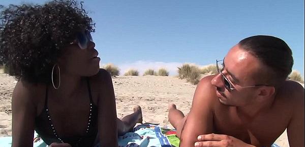 trendsIls baisent sur une plage nudiste [Full Video]